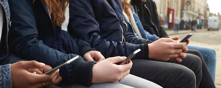 jugendliche am handy
